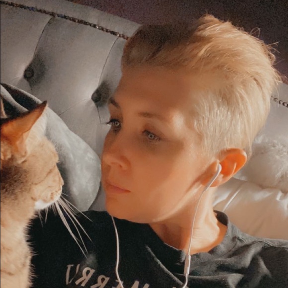 Meet your Posher, Amanda - Picture 1 of 4